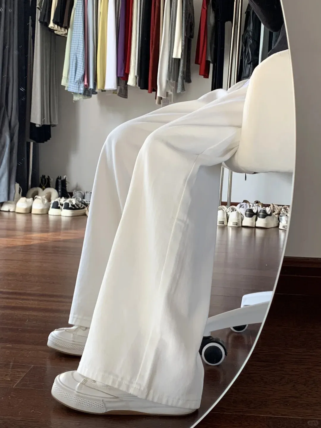 Women's White Wide-Leg Jeans 2025 Autumn Winter Collection High-Waisted Loose Fit Draped Small Straight-Leg Floor-Length Trousers for Fashionable Ladies showcase 11