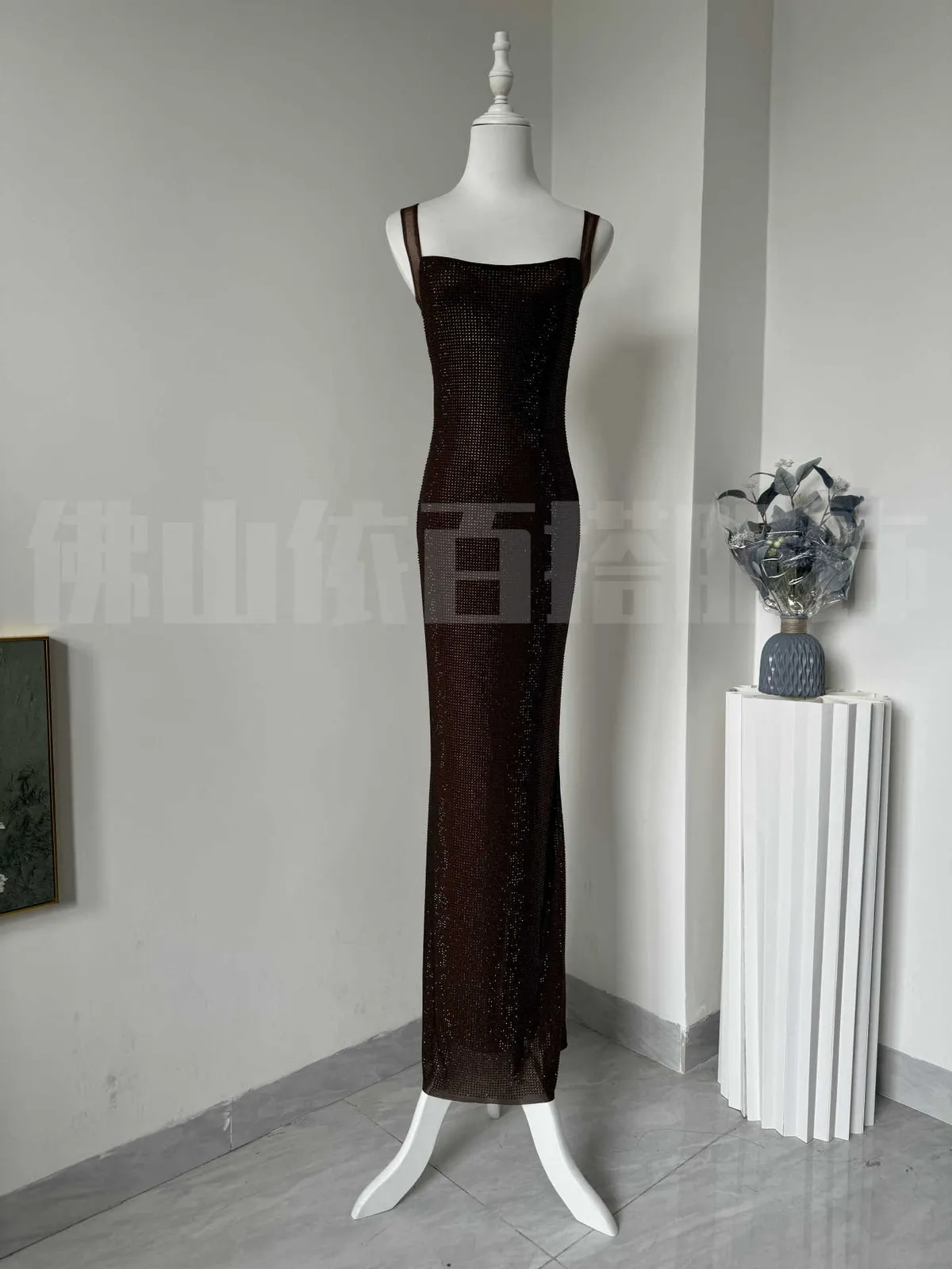 Women's Elegant Sleeveless Sling Evening Dress with Hot Drilling Embellishments, Low Cut Neckline, Bodycon Hip Fit, Sophisticated Design for Special Occasions showcase 7