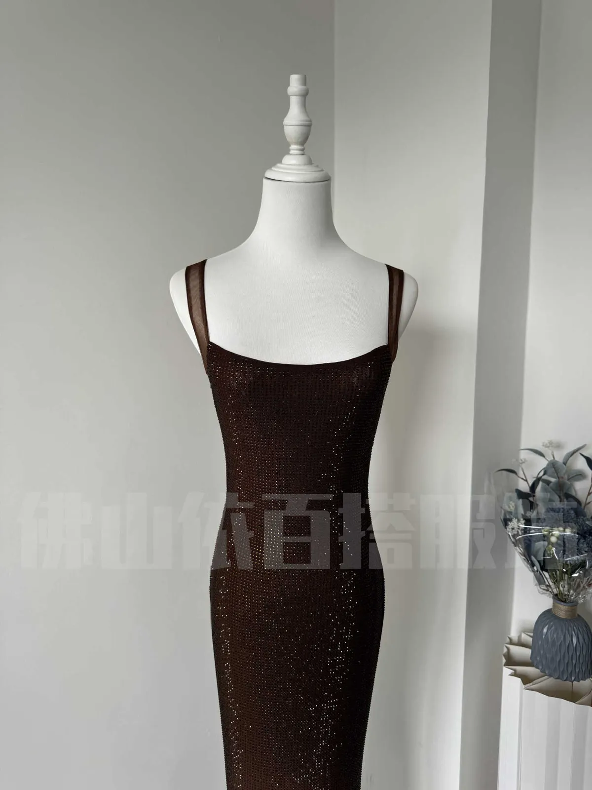 Women's Elegant Sleeveless Sling Evening Dress with Hot Drilling Embellishments, Low Cut Neckline, Bodycon Hip Fit, Sophisticated Design for Special Occasions showcase 8