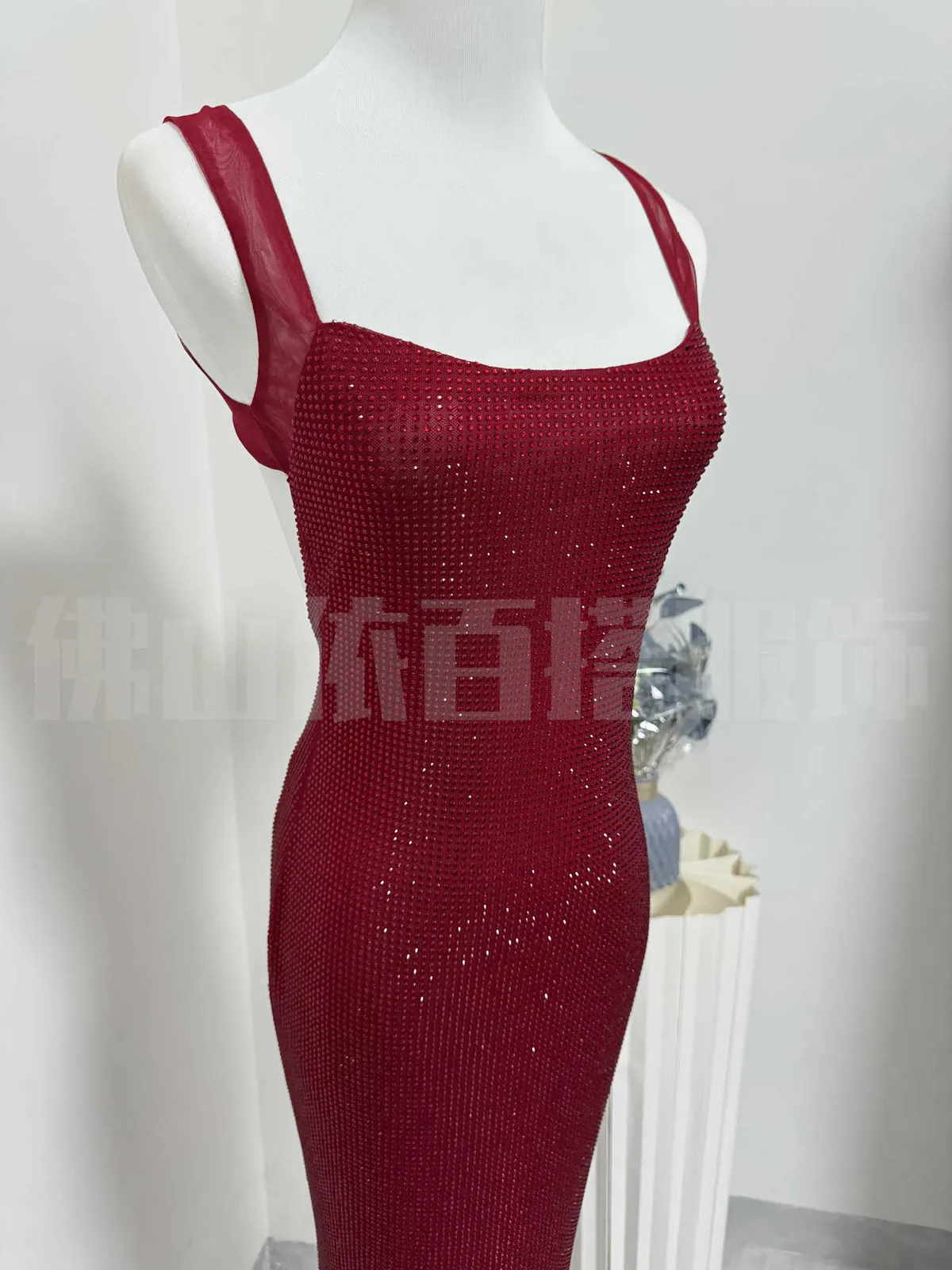 Women's Elegant Sleeveless Sling Evening Dress with Hot Drilling Embellishments, Low Cut Neckline, Bodycon Hip Fit, Sophisticated Design for Special Occasions showcase 15
