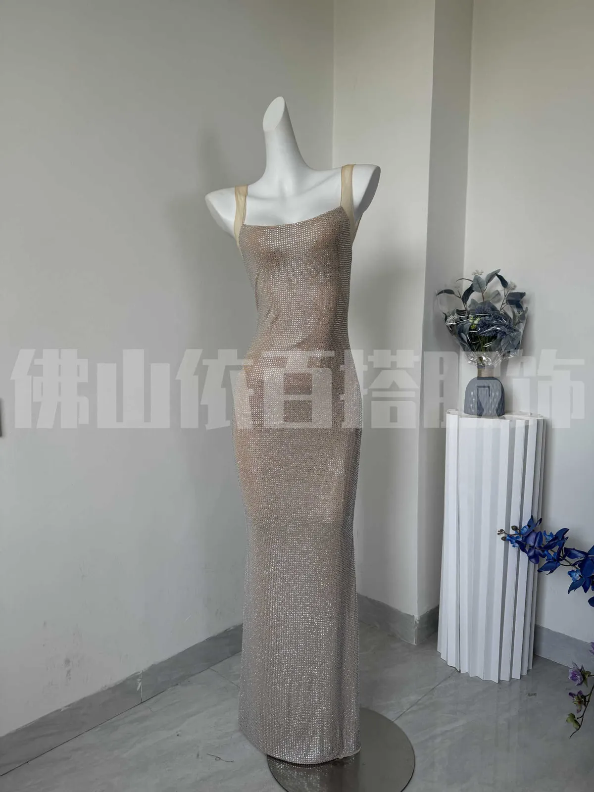 Women's Elegant Sleeveless Sling Evening Dress with Hot Drilling Embellishments, Low Cut Neckline, Bodycon Hip Fit, Sophisticated Design for Special Occasions showcase 4