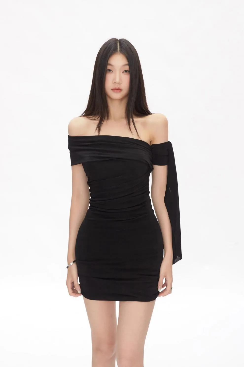 Women's Sexy One-Shoulder Black Mini Dress, Sleeveless Hip-Hugging Design, Pure Desire Summer Fashion Skirt for Evening Outings showcase 11