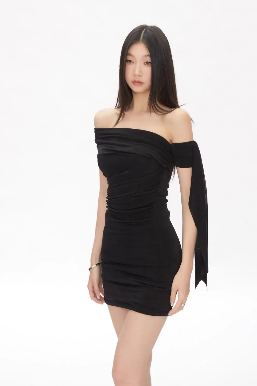 Women's Sexy One-Shoulder Black Mini Dress, Sleeveless Hip-Hugging Design, Pure Desire Summer Fashion Skirt for Evening Outings showcase 4