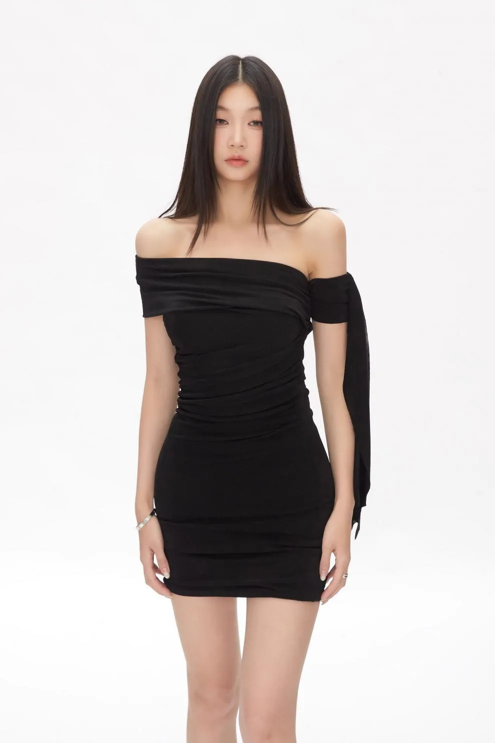 Women's Sexy One-Shoulder Black Mini Dress, Sleeveless Hip-Hugging Design, Pure Desire Summer Fashion Skirt for Evening Outings showcase 3
