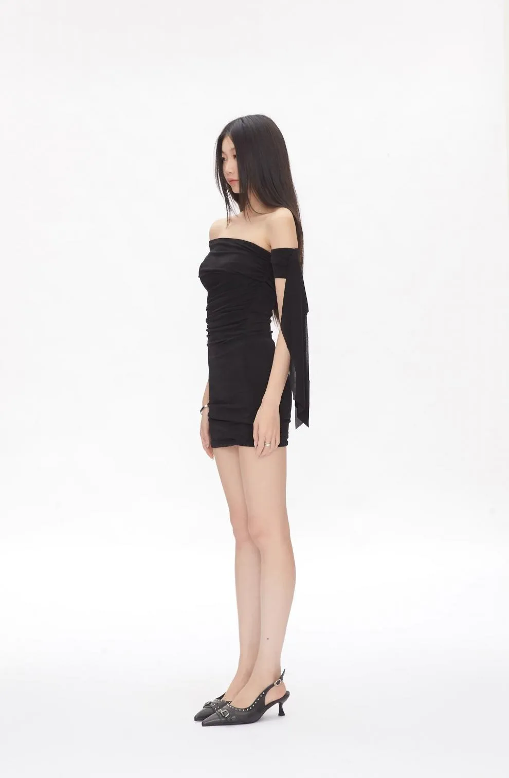 Women's Sexy One-Shoulder Black Mini Dress, Sleeveless Hip-Hugging Design, Pure Desire Summer Fashion Skirt for Evening Outings showcase 7