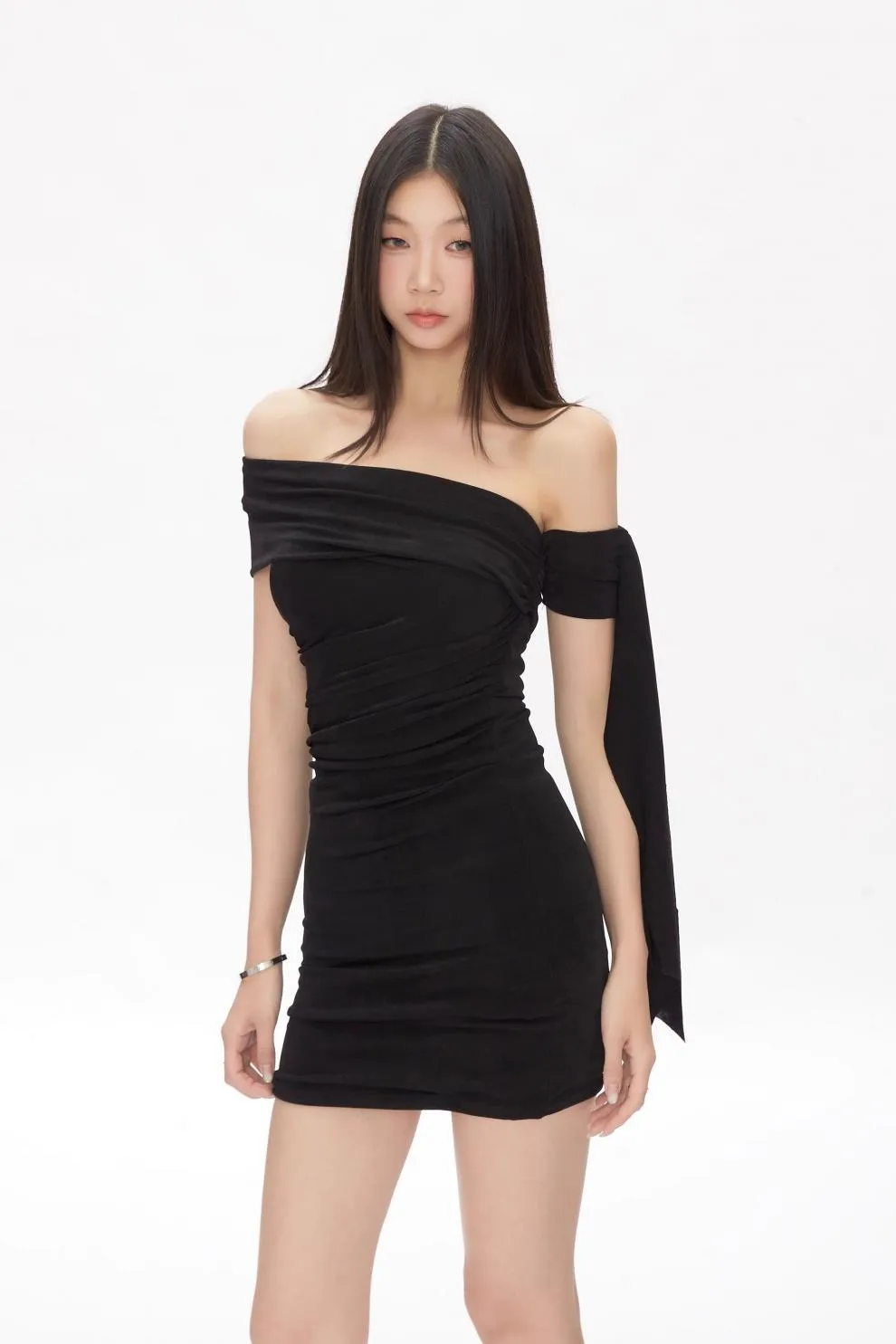 Women's Sexy One-Shoulder Black Mini Dress, Sleeveless Hip-Hugging Design, Pure Desire Summer Fashion Skirt for Evening Outings showcase 1