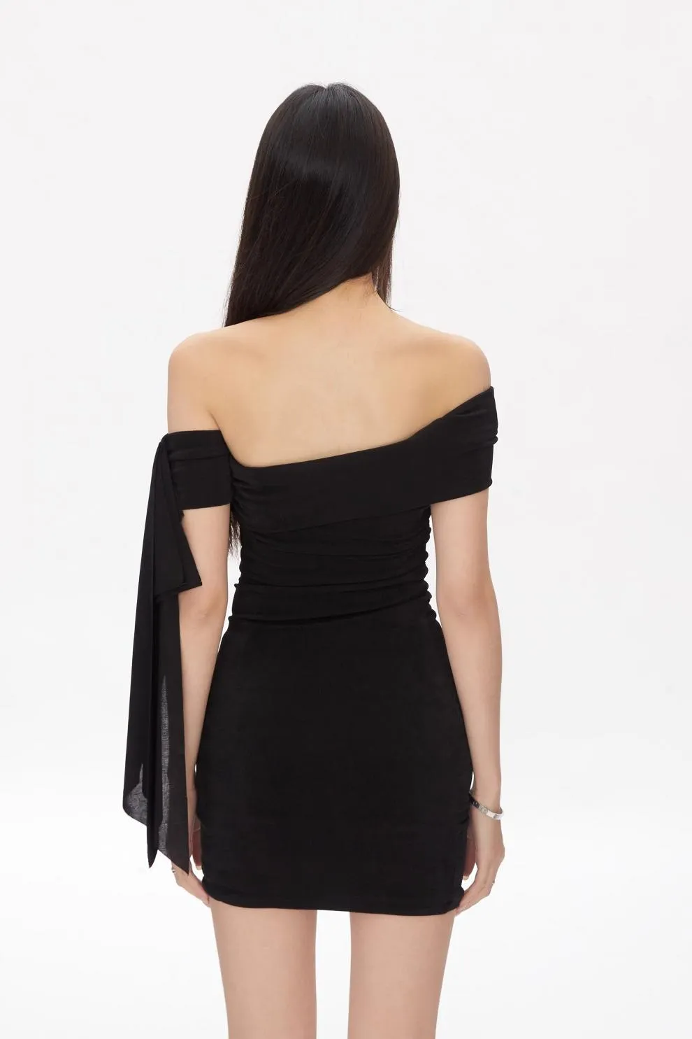 Women's Sexy One-Shoulder Black Mini Dress, Sleeveless Hip-Hugging Design, Pure Desire Summer Fashion Skirt for Evening Outings showcase 5