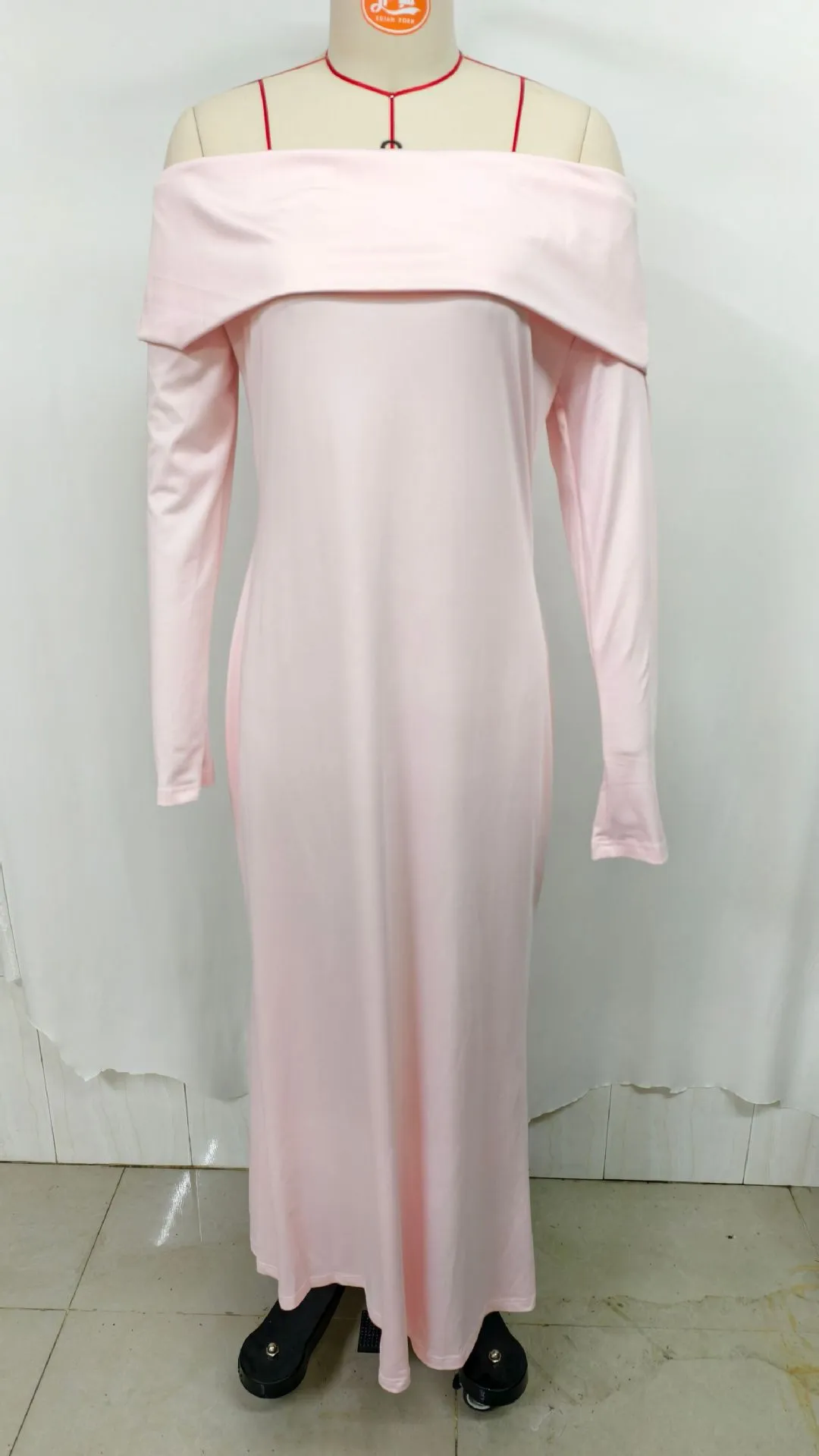 Elegant Women's Off-Shoulder Pleated Long Evening Dress - Fashionable Hip-Hugging Design for Special Occasions showcase 18