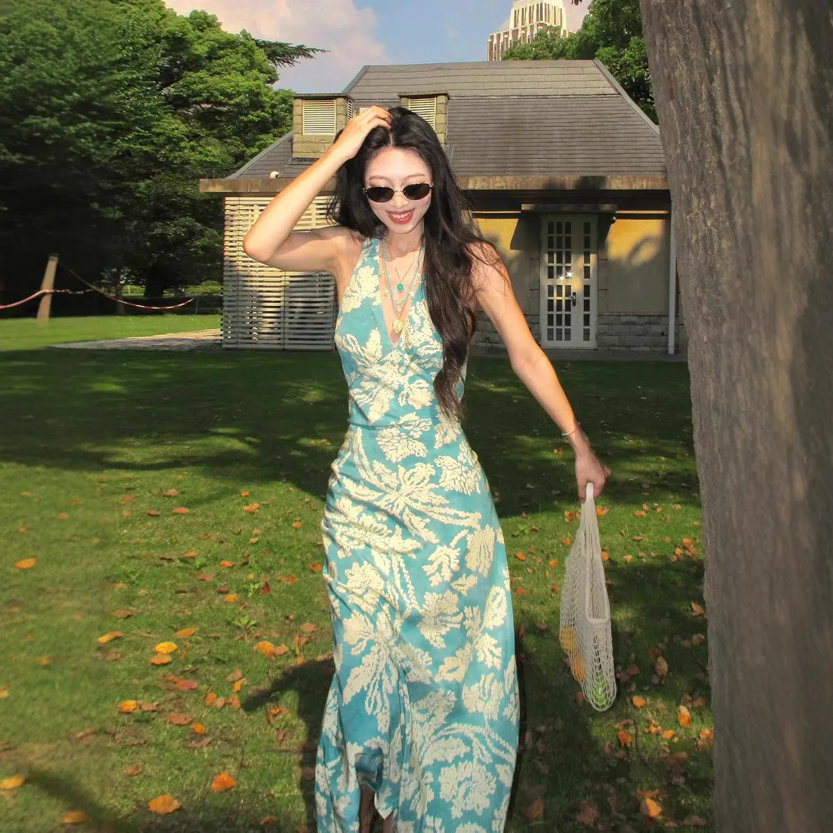 Elegant Blue Floral Print Halterneck Beach Maxi Dress - Sleeveless V-Neck Backless Waist-Cinching Design for Seaside Vacations - Image 2