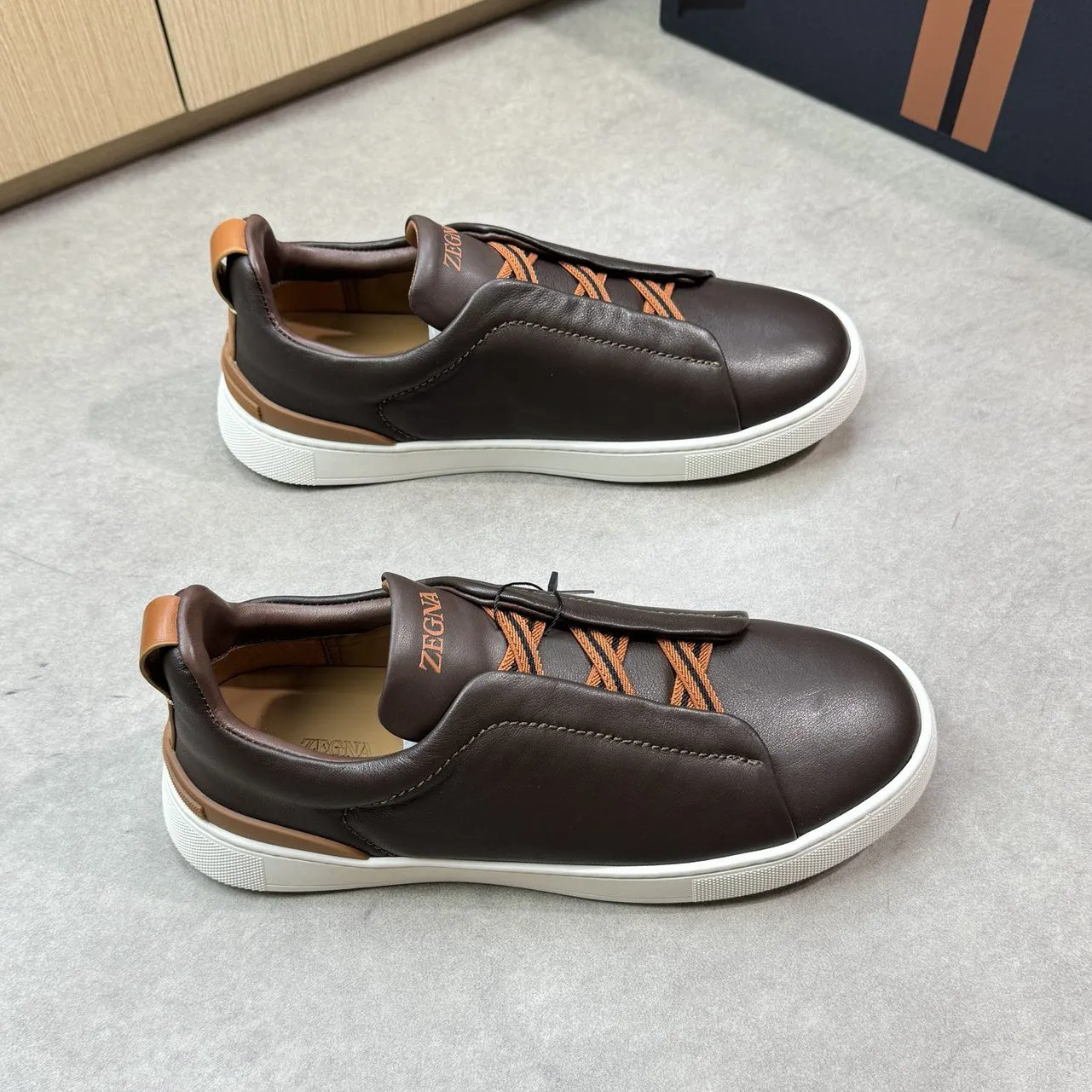 Men's Lightweight Cowhide Leather Sneakers, Breathable Slip-On Casual Sports Shoes, Versatile Low-Cut White Tennis Shoes for Daily Wear thumbnail 2