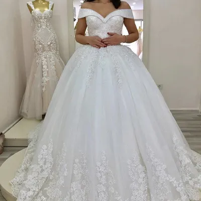 Elegant V-Neck Tulle Wedding Dress with Long Sleeves and Large Train - Retro Sexy Bridal Gown for Special Occasions showcase 12