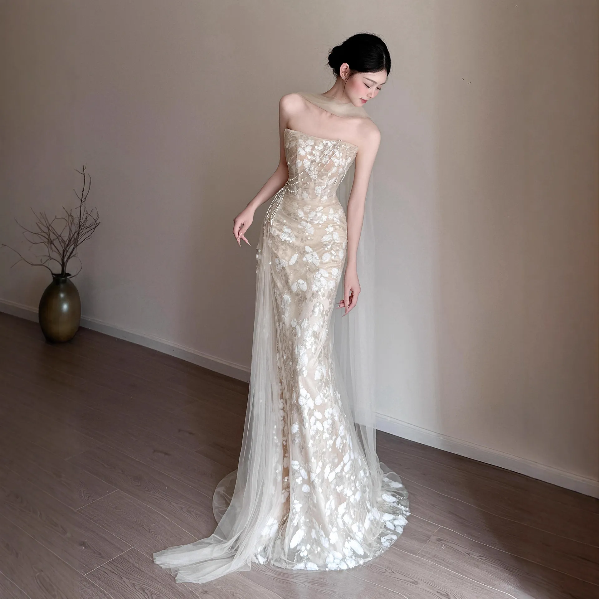 Elegant Strapless Fishtail Wedding Dress for Photoshoots & Evening Events - Light Luxury French Style Waist-Cinching Design thumbnail 2