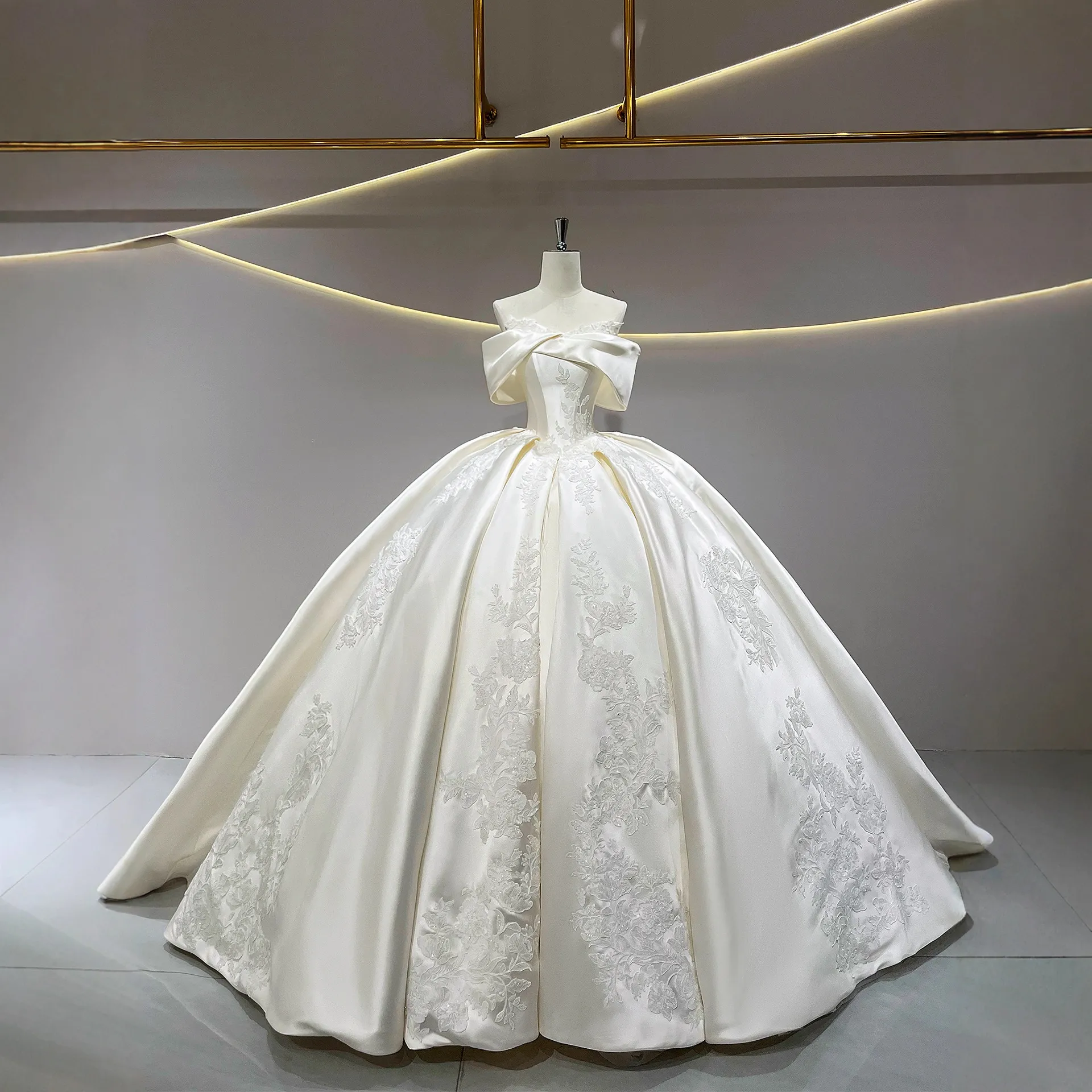 Elegant French Winter Wedding Dress 2025 - High-End Satin One-Shoulder Tail Gown for Brides thumbnail 3