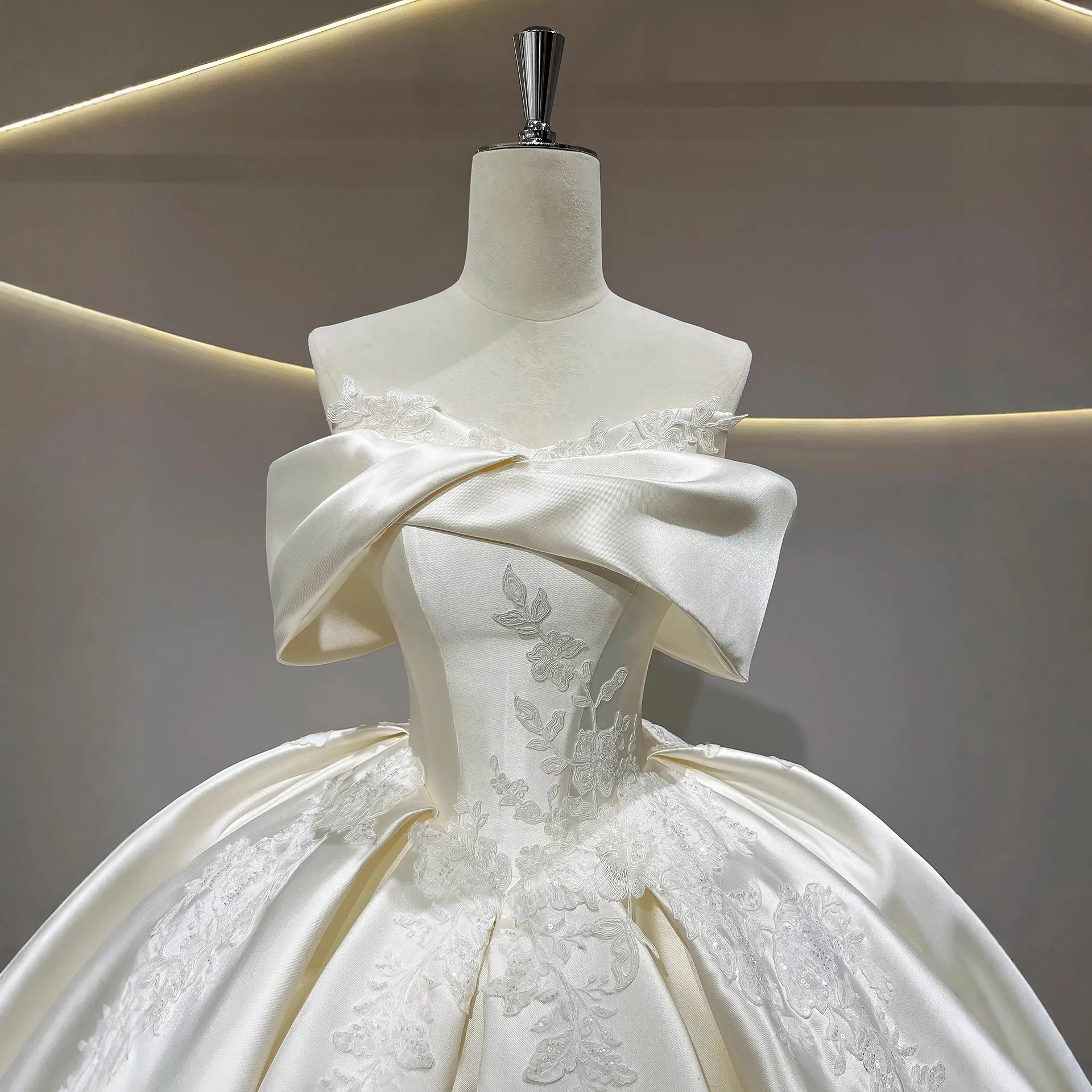 Elegant French Winter Wedding Dress 2025 - High-End Satin One-Shoulder Tail Gown for Brides thumbnail 4