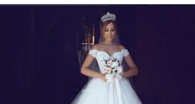 Elegant White Bridal Wedding Dress with Train, Slim Fit, Unique Design for Brides - Perfect for Special Occasions showcase 4