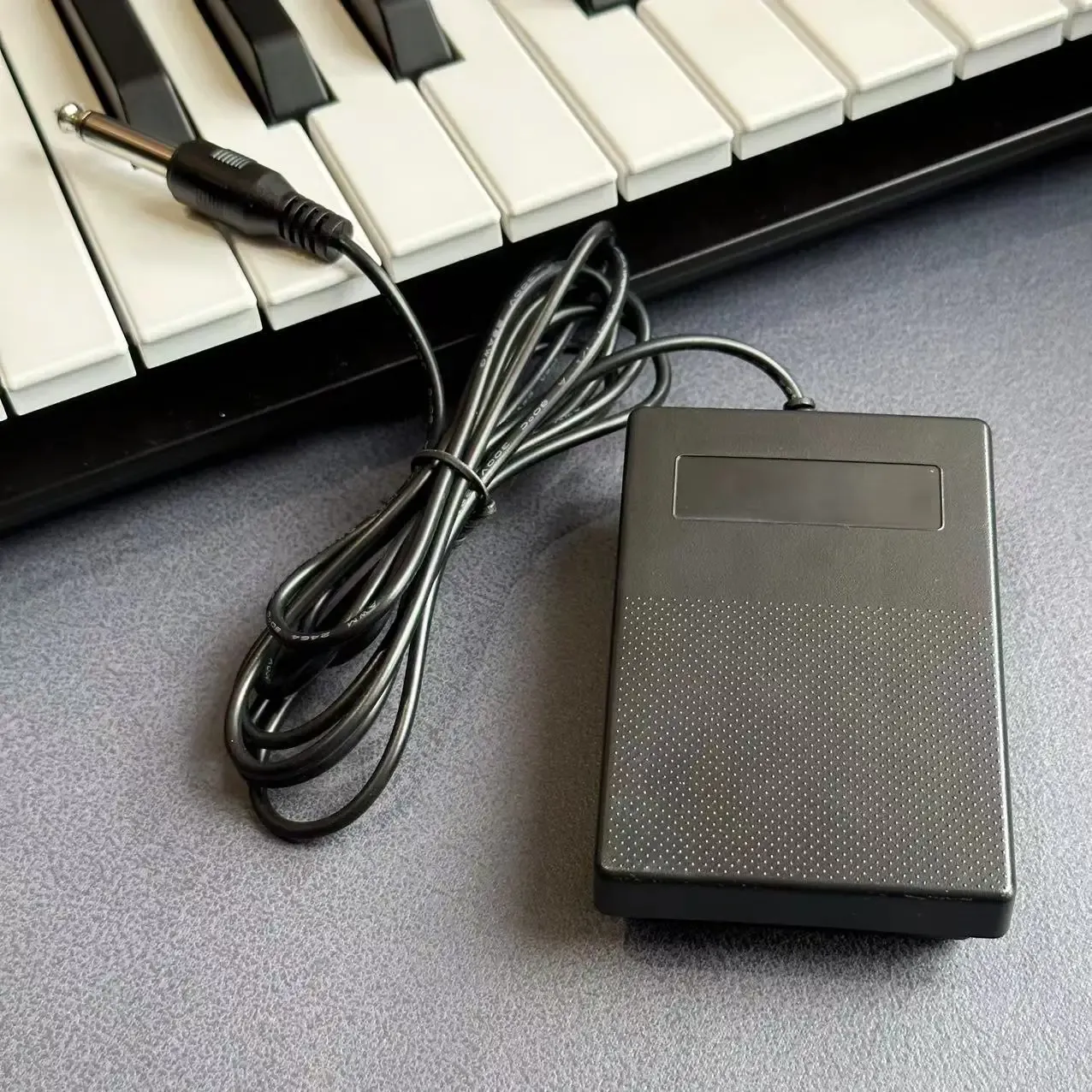 Universal Sustain Pedal for Keyboards, Digital Pianos, Synthesizers, Drum Machines - Compact Design with 1/4" 6.35mm Plug and Non-Slip Base thumbnail 2