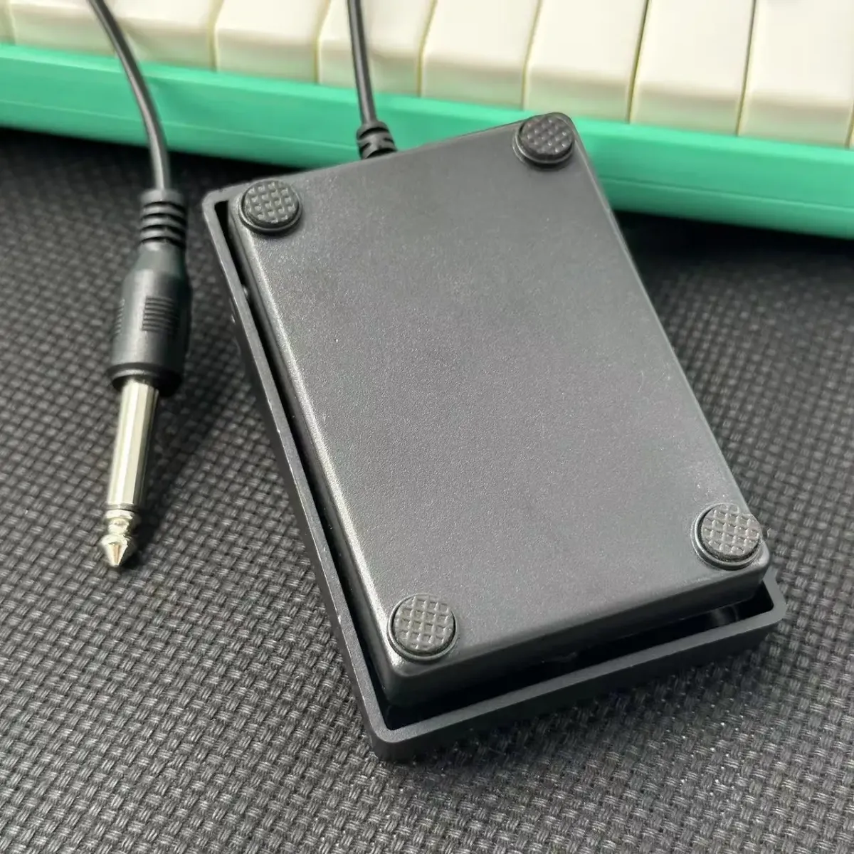 Universal Sustain Pedal for Keyboards, Digital Pianos, Synthesizers, Drum Machines - Compact Design with 1/4" 6.35mm Plug and Non-Slip Base showcase 2