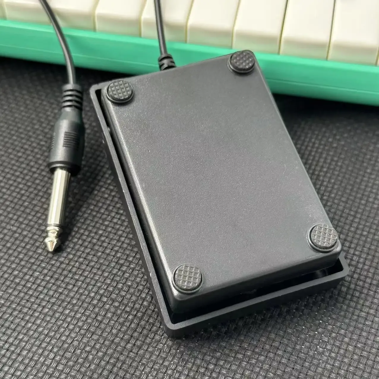 Universal Sustain Pedal for Keyboards, Digital Pianos, Synthesizers, Drum Machines - Compact Design with 1/4" 6.35mm Plug and Non-Slip Base thumbnail 3