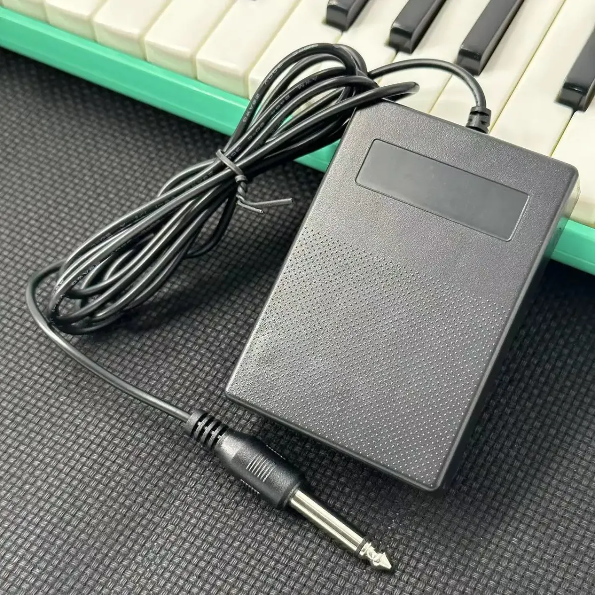 Universal Sustain Pedal for Keyboards, Digital Pianos, Synthesizers, Drum Machines - Compact Design with 1/4" 6.35mm Plug and Non-Slip Base showcase 8
