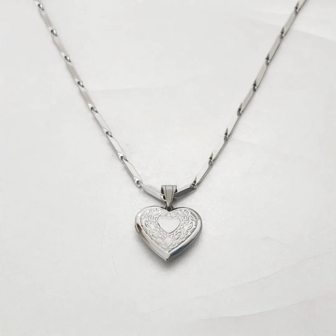 Romantic Heart Locket Pendant Necklace for Women - Gold/Silver Stainless Steel Memorial Jewelry, Classic & Timeless Style, Perfect Valentine's Day Gift showcase 15