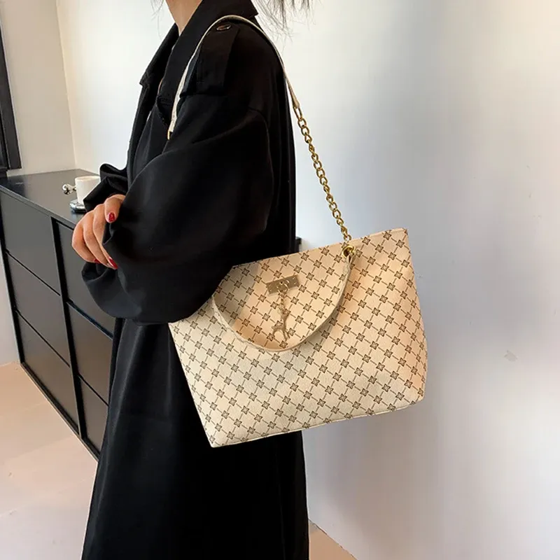 Luxury Handbag Texture Soft Leather Large Capacity Tote Bag for Women, Versatile Shoulder Bag with Hanging Accessories, Stylish Everyday Carryall showcase 6