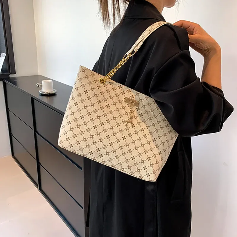 Luxury Handbag Texture Soft Leather Large Capacity Tote Bag for Women, Versatile Shoulder Bag with Hanging Accessories, Stylish Everyday Carryall showcase 7