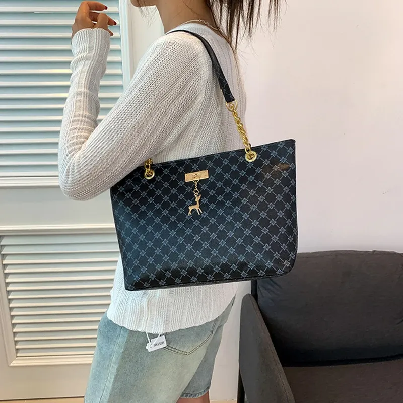 Luxury Handbag Texture Soft Leather Large Capacity Tote Bag for Women, Versatile Shoulder Bag with Hanging Accessories, Stylish Everyday Carryall showcase 10