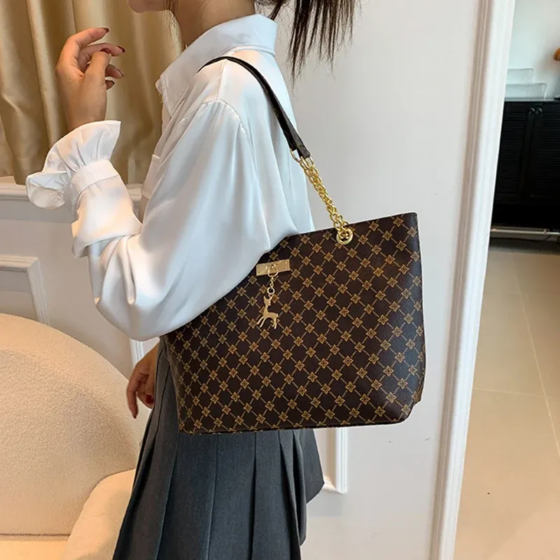 Luxury Handbag Texture Soft Leather Large Capacity Tote Bag for Women, Versatile Shoulder Bag with Hanging Accessories, Stylish Everyday Carryall showcase 14