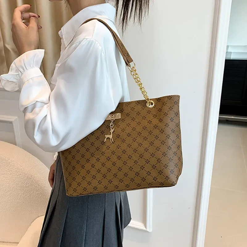 Luxury Handbag Texture Soft Leather Large Capacity Tote Bag for Women, Versatile Shoulder Bag with Hanging Accessories, Stylish Everyday Carryall showcase 17