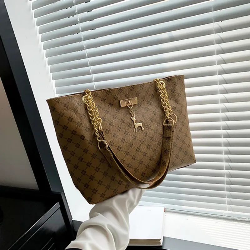 Luxury Handbag Texture Soft Leather Large Capacity Tote Bag for Women, Versatile Shoulder Bag with Hanging Accessories, Stylish Everyday Carryall showcase 22