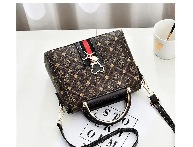 Fashionable Women's Luxury Shoulder Bag 2025 - Chic Crossbody Handbag for Stylish Ladies showcase 3