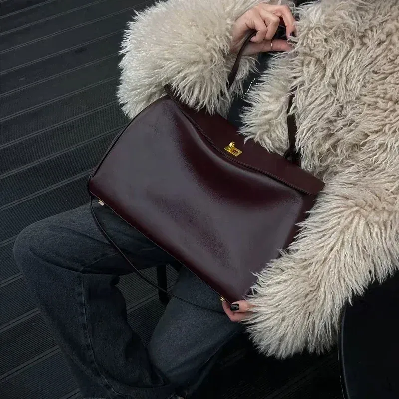 Rodeobag Large Capacity Genuine Leather Women's Underarm Bag with Advanced Lock - Fashionable & Versatile for Daily Use thumbnail 3