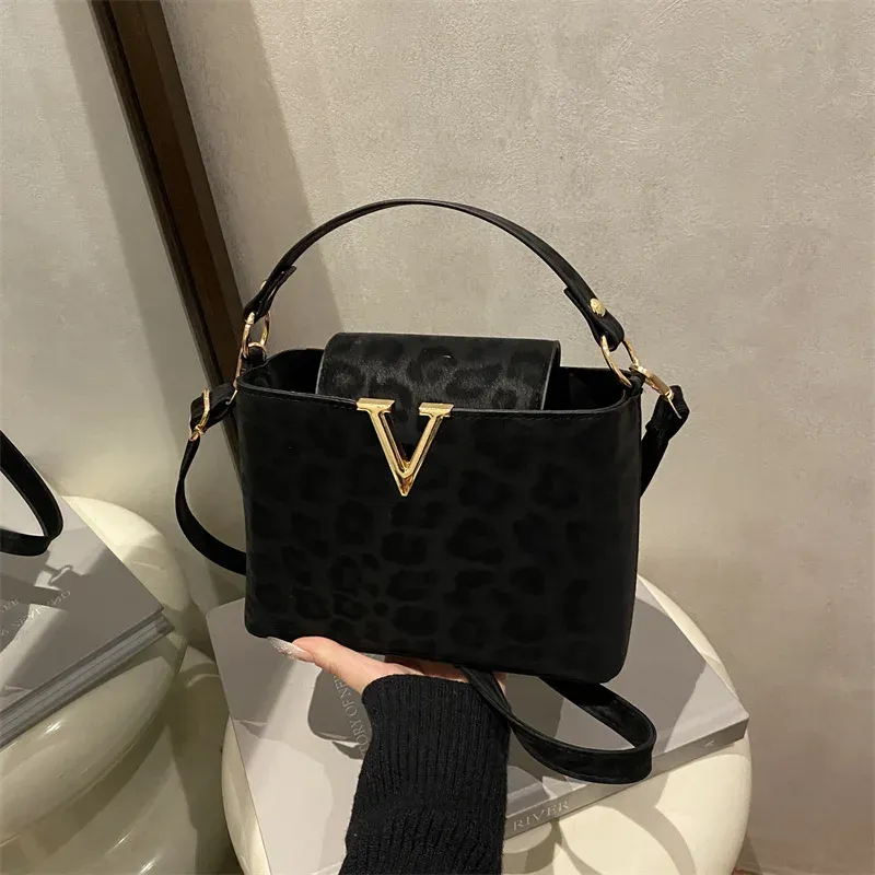 Luxury Designer Shoulder Handbag for Women - Trendy Fashion Tote Bag for Ladies, Stylish Faux Leather Purse for Everyday Use thumbnail 3