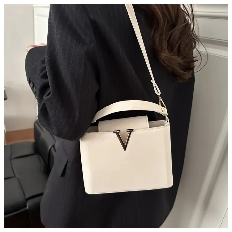 Luxury Designer Shoulder Handbag for Women - Trendy Fashion Tote Bag for Ladies, Stylish Faux Leather Purse for Everyday Use showcase 7