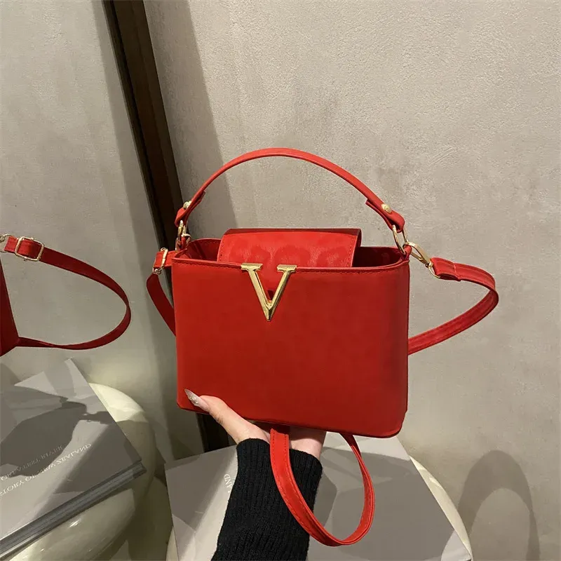 Luxury Designer Shoulder Handbag for Women - Trendy Fashion Tote Bag for Ladies, Stylish Faux Leather Purse for Everyday Use thumbnail 4