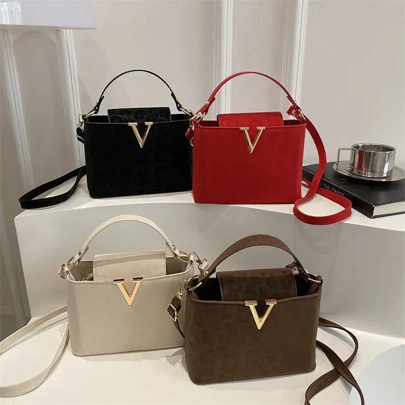 Luxury Designer Shoulder Handbag for Women - Trendy Fashion Tote Bag for Ladies, Stylish Faux Leather Purse for Everyday Use thumbnail 2