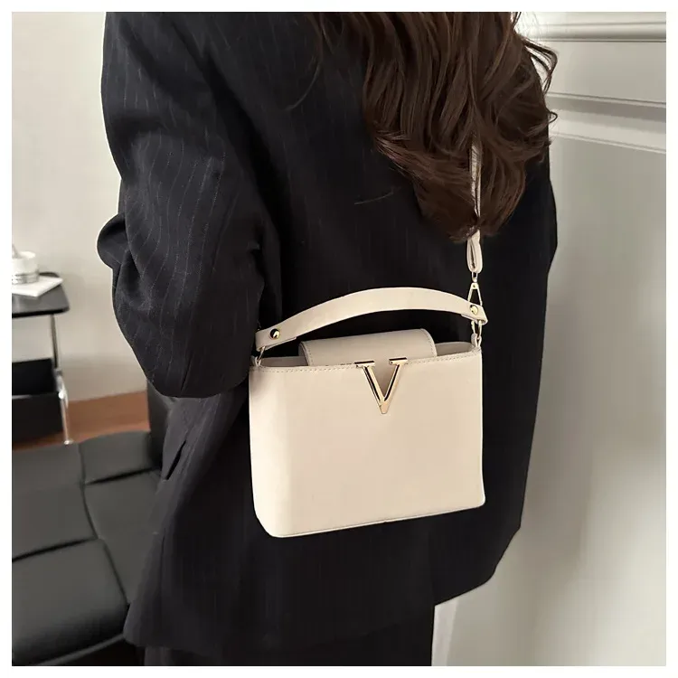 Luxury Designer Shoulder Handbag for Women - Trendy Fashion Tote Bag for Ladies, Stylish Faux Leather Purse for Everyday Use showcase 8