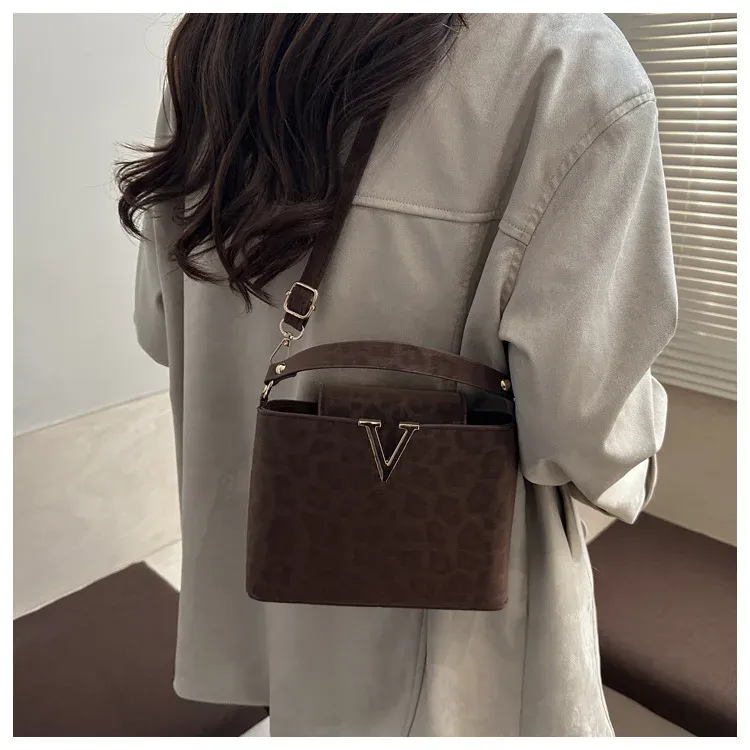 Luxury Designer Shoulder Handbag for Women - Trendy Fashion Tote Bag for Ladies, Stylish Faux Leather Purse for Everyday Use showcase 10