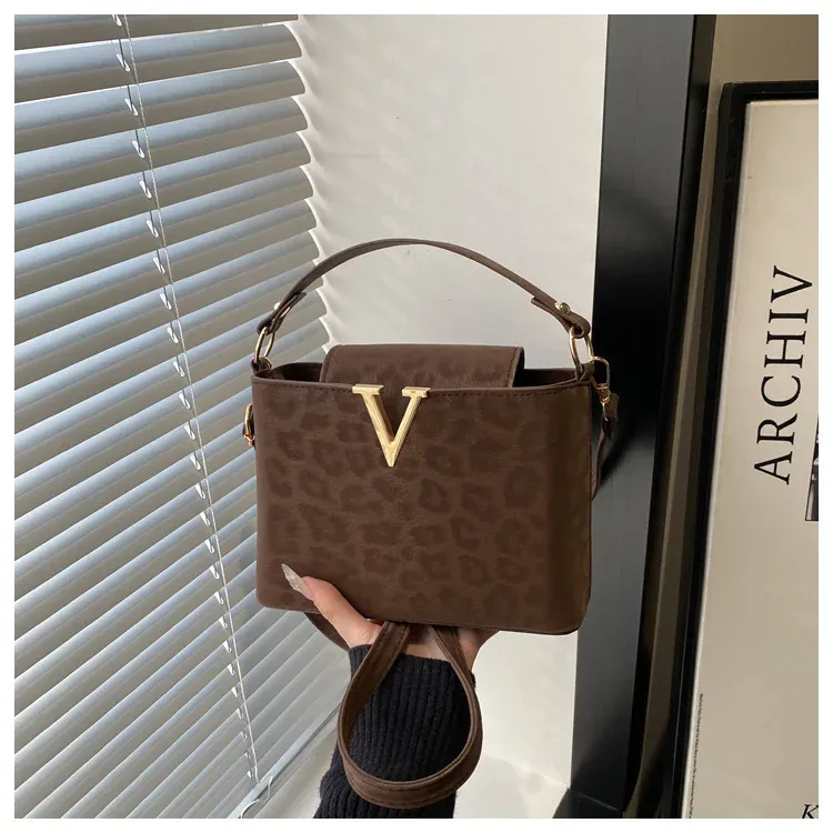 Luxury Designer Shoulder Handbag for Women - Trendy Fashion Tote Bag for Ladies, Stylish Faux Leather Purse for Everyday Use showcase 20