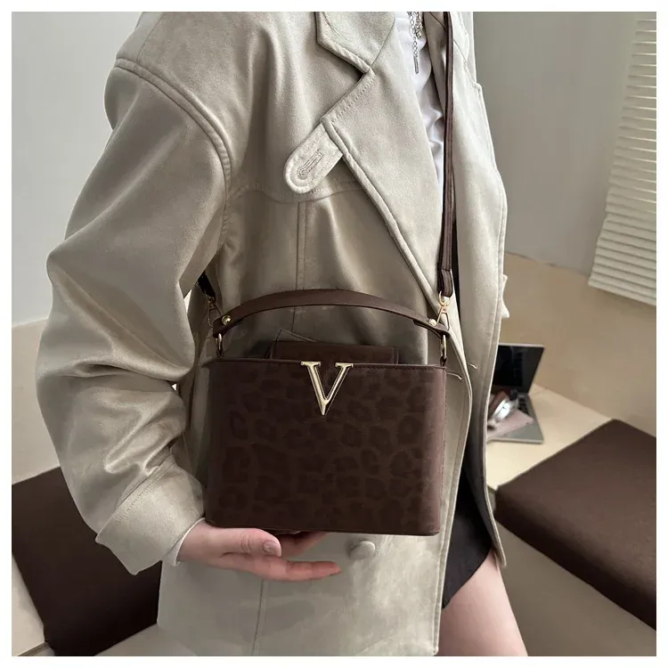 Luxury Designer Shoulder Handbag for Women - Trendy Fashion Tote Bag for Ladies, Stylish Faux Leather Purse for Everyday Use showcase 9
