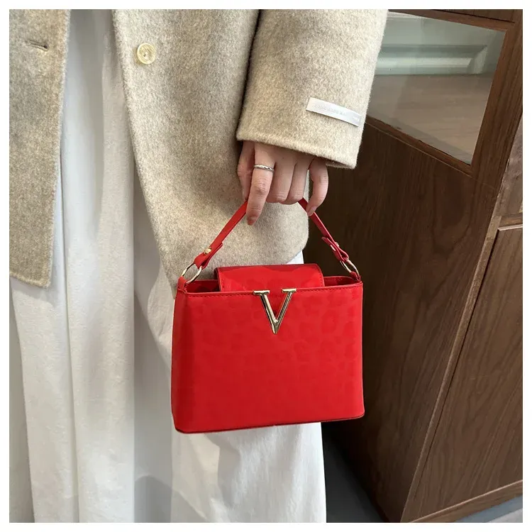 Luxury Designer Shoulder Handbag for Women - Trendy Fashion Tote Bag for Ladies, Stylish Faux Leather Purse for Everyday Use showcase 13