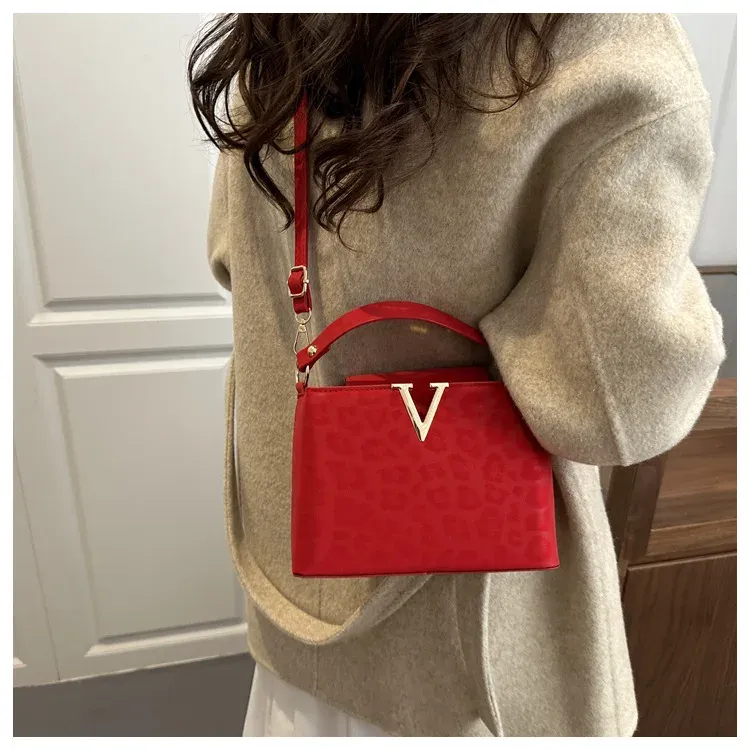 Luxury Designer Shoulder Handbag for Women - Trendy Fashion Tote Bag for Ladies, Stylish Faux Leather Purse for Everyday Use showcase 14