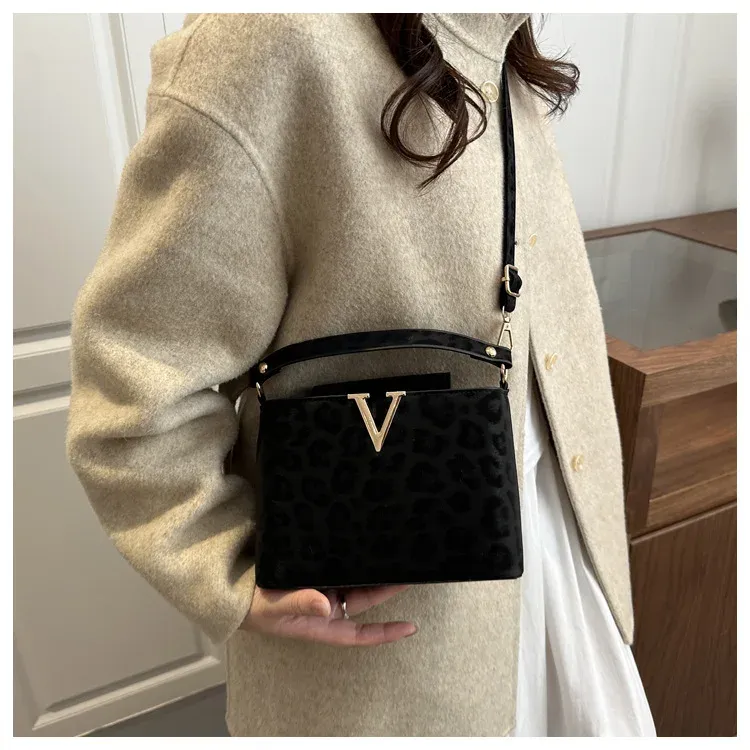 Luxury Designer Shoulder Handbag for Women - Trendy Fashion Tote Bag for Ladies, Stylish Faux Leather Purse for Everyday Use showcase 12