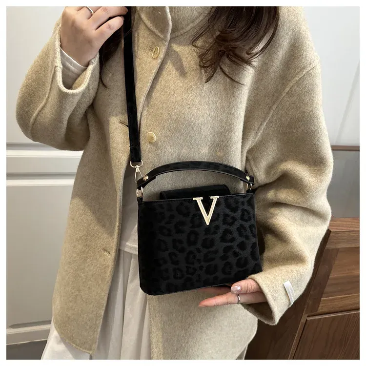 Luxury Designer Shoulder Handbag for Women - Trendy Fashion Tote Bag for Ladies, Stylish Faux Leather Purse for Everyday Use showcase 11