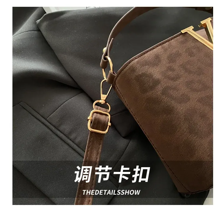 Luxury Designer Shoulder Handbag for Women - Trendy Fashion Tote Bag for Ladies, Stylish Faux Leather Purse for Everyday Use showcase 4