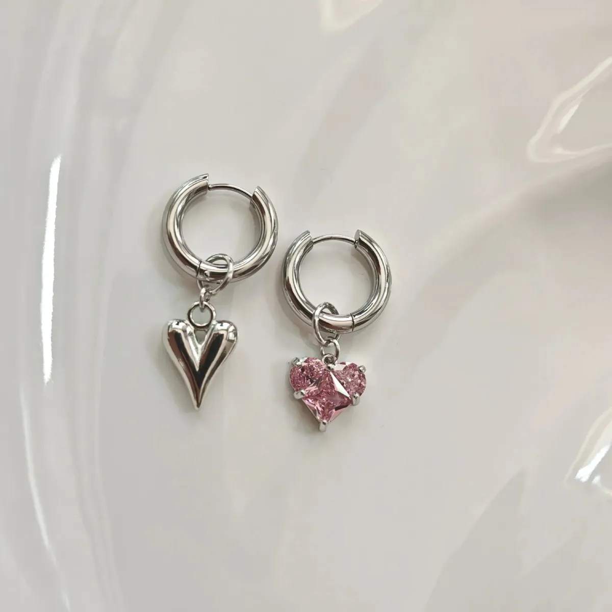 Punk Peach Heart Pendant Earrings for Women, Silver Color Geometric Circular Ear Buckle, Trendy Fashion Jewelry Gift for Girls showcase 1