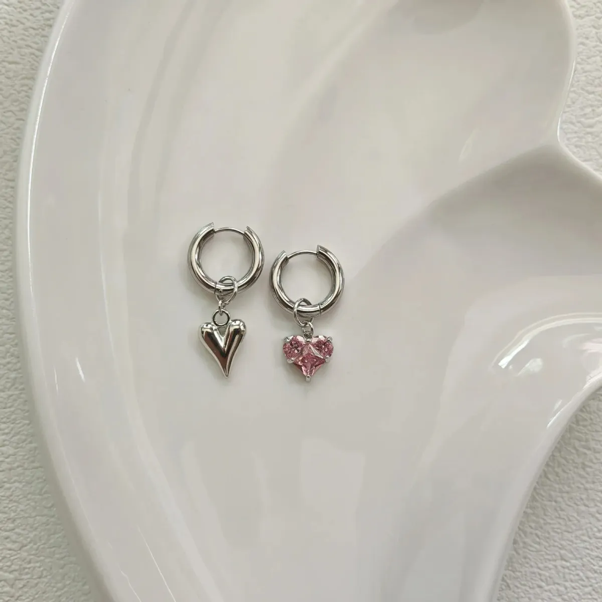 Punk Peach Heart Pendant Earrings for Women, Silver Color Geometric Circular Ear Buckle, Trendy Fashion Jewelry Gift for Girls showcase 2