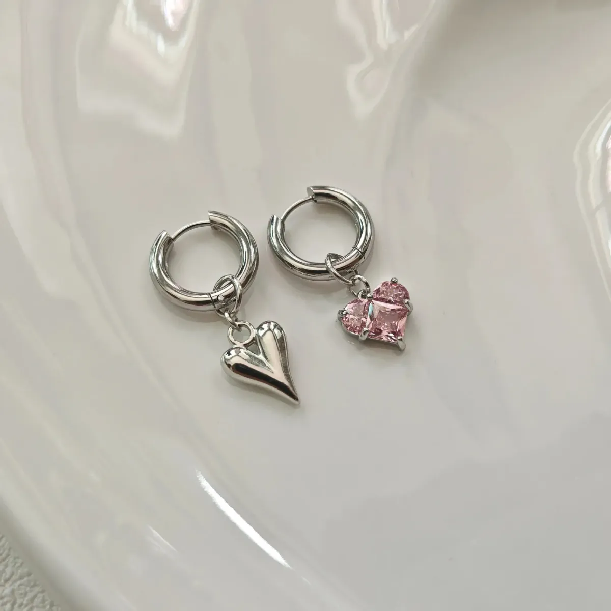 Punk Peach Heart Pendant Earrings for Women, Silver Color Geometric Circular Ear Buckle, Trendy Fashion Jewelry Gift for Girls showcase 3