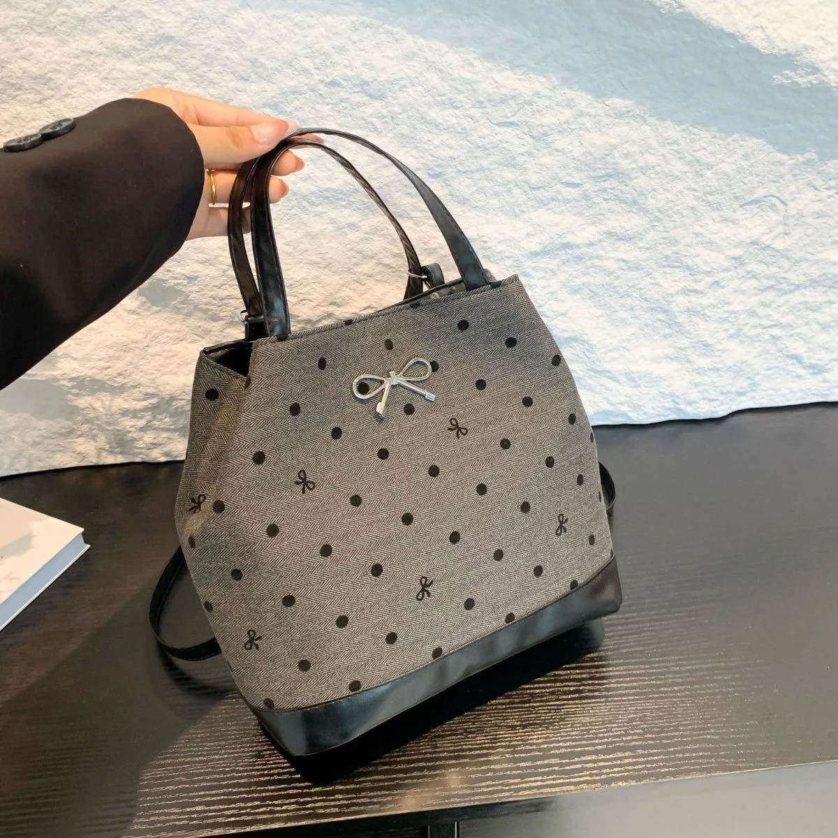 Women's Polka Dot and Heart Print Tote Bag Casual Shoulder Handbag with Metallic Bow Detail and Trim thumbnail 4